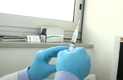 Проведение кодирования Вивитролом в Кашире Шприц с Вивитролом в руках у врача